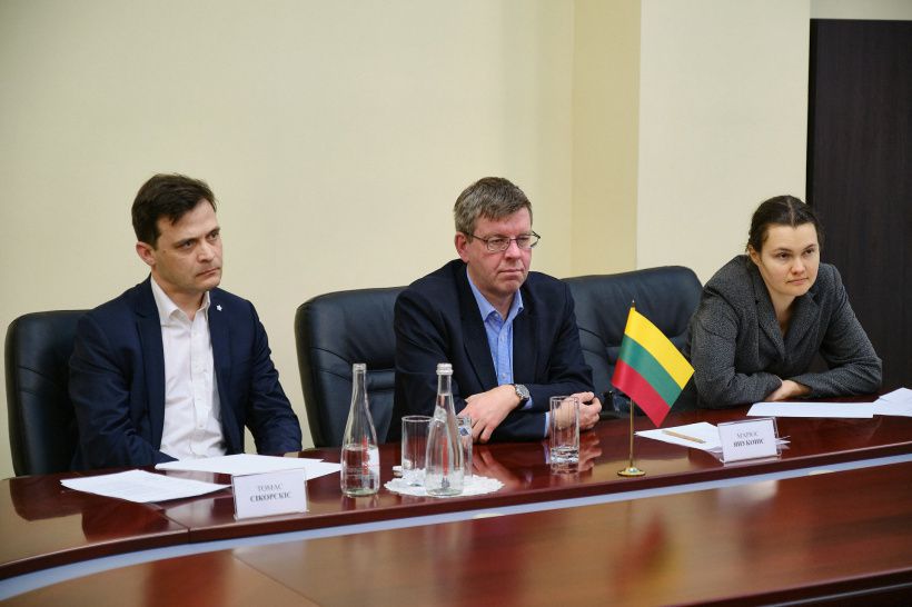 Реконструкцію школи в Авдіївці обговорили з послом Литви